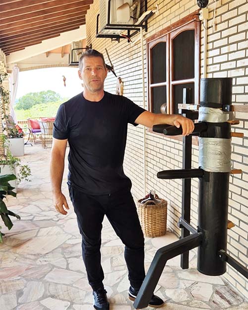 Sifu Joachim Igl training on the wooden dummy